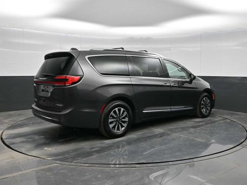 Used 2021 Chrysler Pacifica Limited w/ Uconnect Theater Family Group image 8