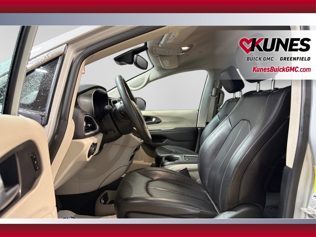 Used 2024 Chrysler Pacifica Touring-L FWD image 22