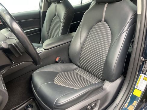 Used 2019 Toyota Camry SE FWD image 19
