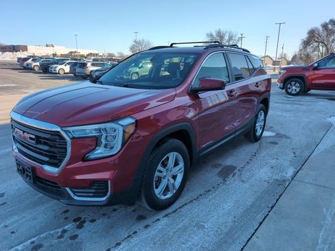 Used 2024 GMC Terrain SLE w/ Driver Convenience Package image 4