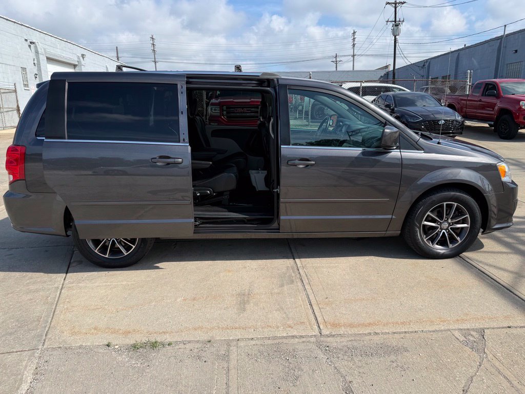 Used 2017 Dodge Grand Caravan SXT w/ Rear Park Assist Package FWD image 13