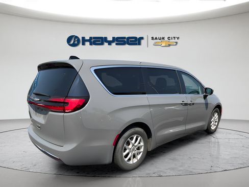 Used 2023 Chrysler Pacifica Touring-L FWD image 7