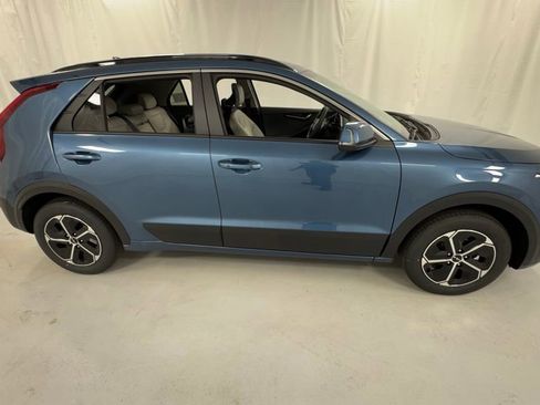 New 2026 Kia Niro EX FWD image 2
