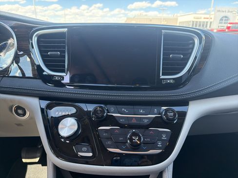 Used 2024 Chrysler Pacifica Limited AWD/4WD image 16