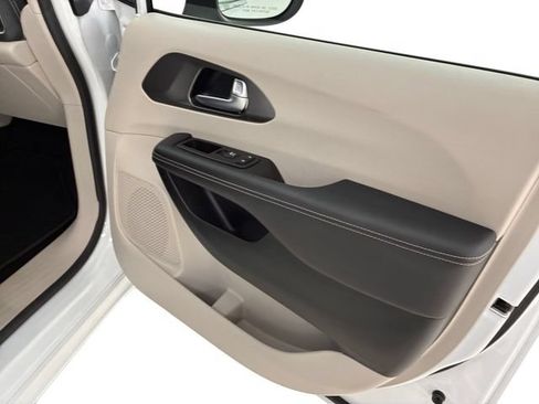 Used 2023 Chrysler Pacifica Touring-L FWD image 15