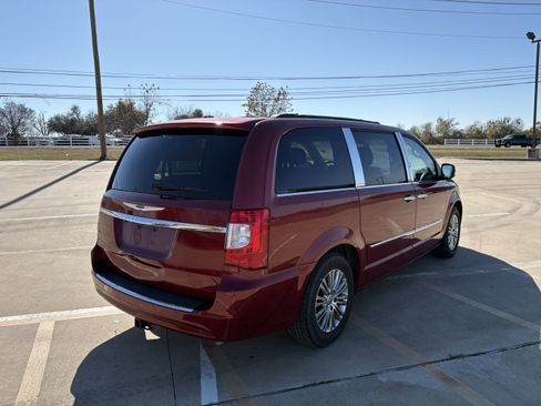 Used 2014 Chrysler Town & Country Touring-L w/ Driver Convenience Group image 4
