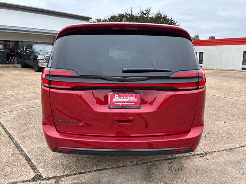 New 2026 Chrysler Pacifica Select w/ S Appearance Package image 4