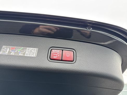 Used 2025 Mercedes-Benz GLC 300 4MATIC image 25