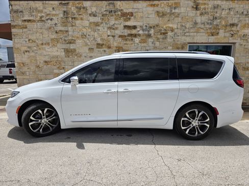 Used 2024 Chrysler Pacifica Pinnacle FWD image 1