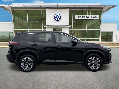 Used 2023 Nissan Rogue SV image 3