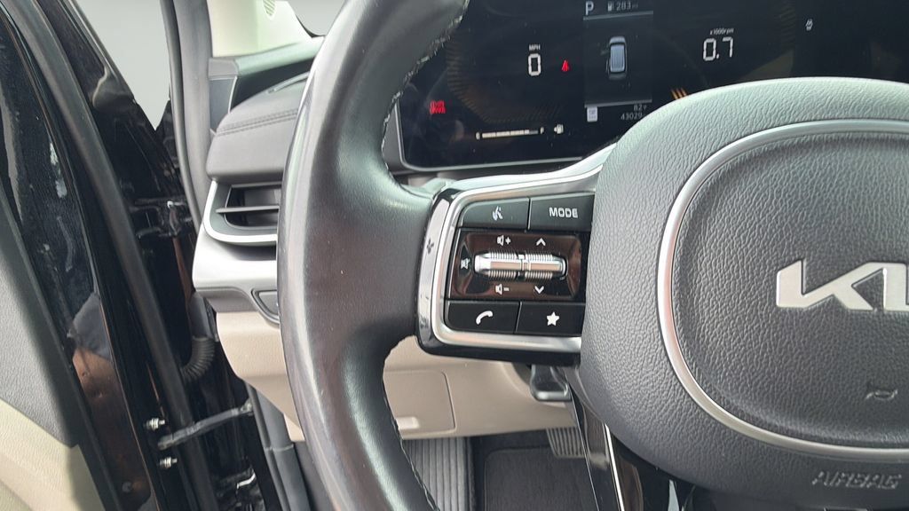 Used 2025 Kia Carnival FWD image 22