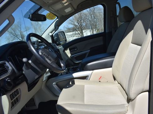 Used 2018 Nissan Titan SV w/ SV Convenience Package image 26