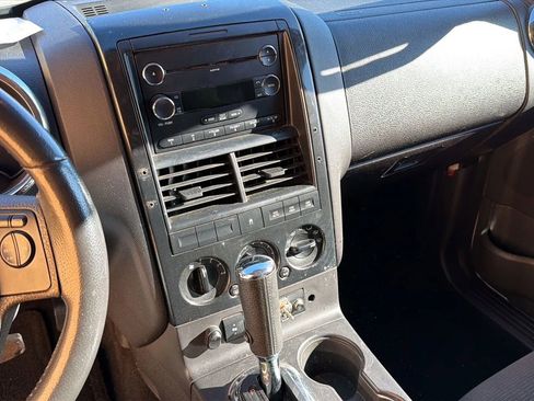 Used 2009 Ford Explorer XLT image 14