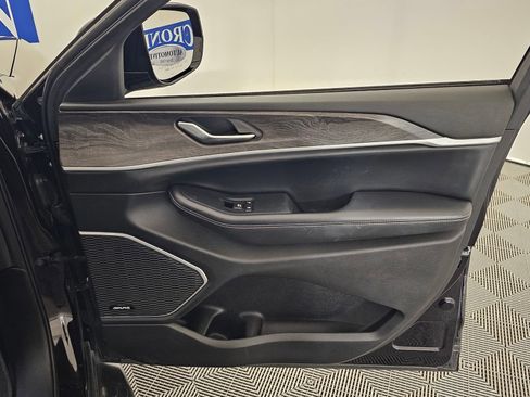 Used 2023 Jeep Grand Cherokee L Limited w/ Black Appearance Package image 35