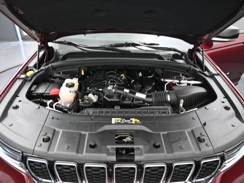 Used 2023 Jeep Grand Cherokee Limited AWD/4WD image 23