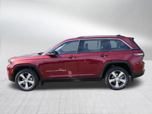 Used 2022 Jeep Grand Cherokee Limited w/ Luxury Tech Group II AWD/4WD image 4