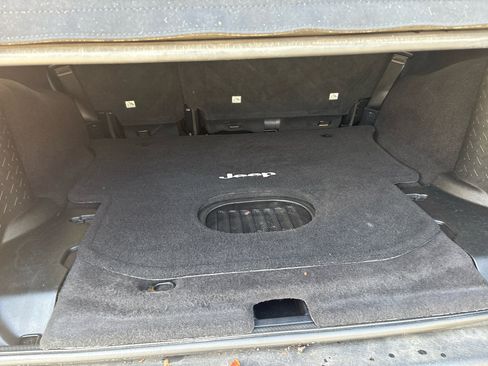 Used 2016 Jeep Wrangler Unlimited Rubicon image 12