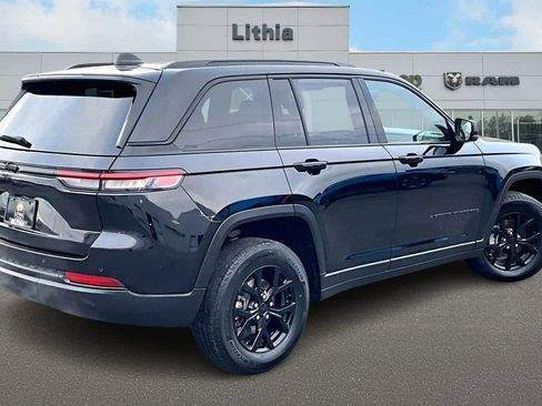 Used 2024 Jeep Grand Cherokee Altitude image 23