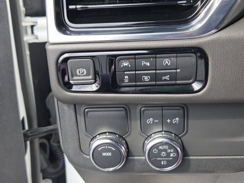 Used 2025 GMC Yukon Denali w/ LPO, Illumination Package RWD image 28
