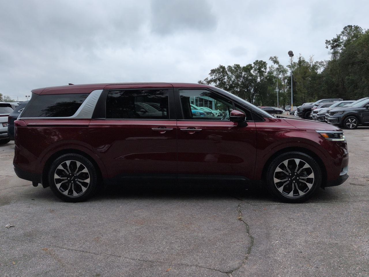 Used 2024 Kia Carnival EX FWD image 4