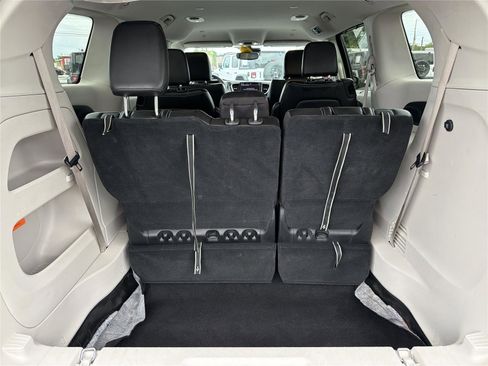 Used 2023 Chrysler Pacifica Touring-L FWD image 17