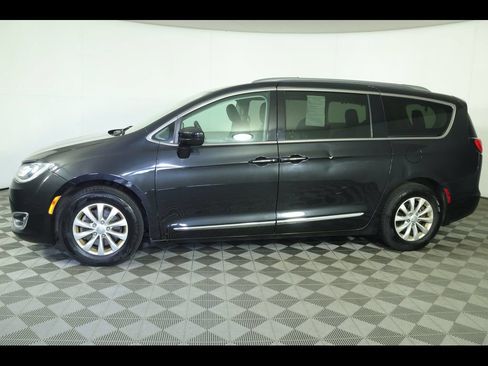Used 2018 Chrysler Pacifica Touring-L w/ Premium Audio Group FWD image 10