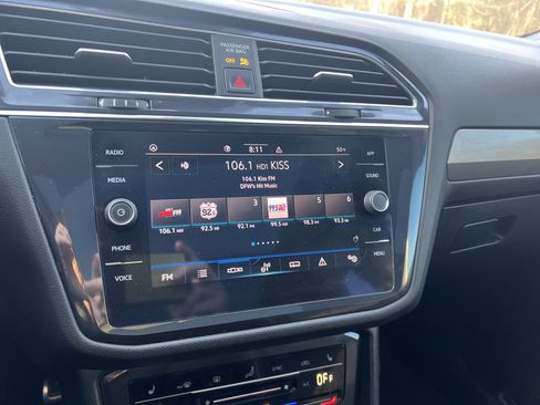 Certified 2022 Volkswagen Tiguan SE R-Line image 22