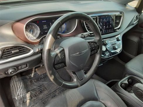 Certified 2020 Chrysler Pacifica Touring-L image 9