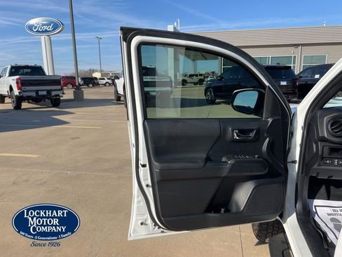 Used 2018 Toyota Tacoma TRD Sport w/ Technology Package image 10