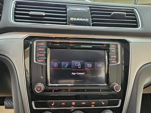 Used 2019 Volkswagen Passat Wolfsburg Edition image 30