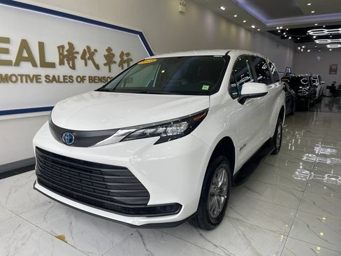 Used 2025 Toyota Sienna LE FWD image 4