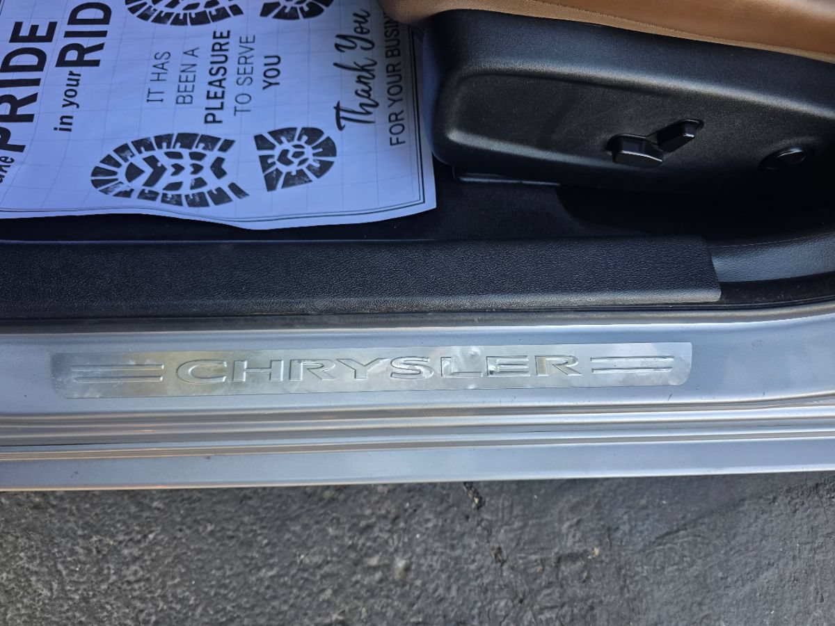 Used 2018 Chrysler 300 Limited RWD image 30