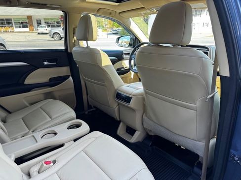 Used 2015 Toyota Highlander XLE AWD/4WD image 16