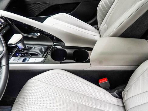 Used 2025 Hyundai Elantra Limited image 17