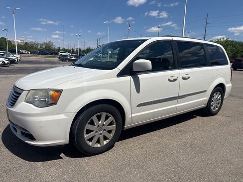Used 2013 Chrysler Town & Country Touring FWD image 8