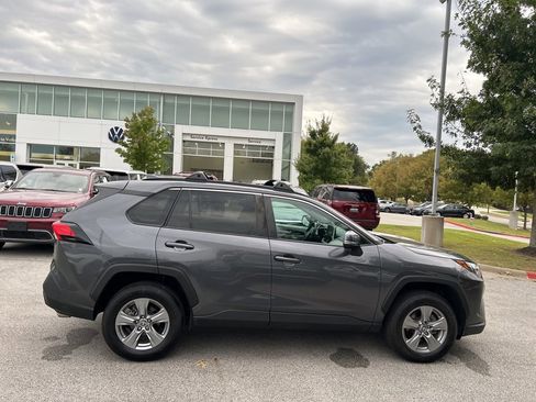 Used 2022 Toyota RAV4 XLE w/ Convenience Package image 2