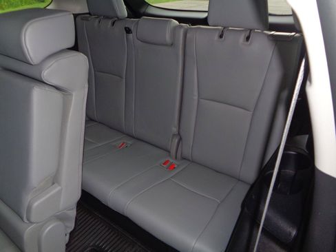 Used 2022 Toyota Highlander XLE AWD/4WD image 19