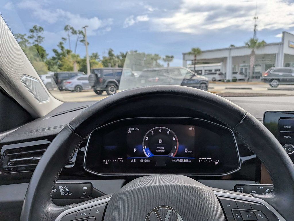 Used 2025 Volkswagen Jetta SE FWD image 23