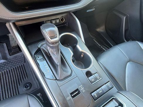 Used 2020 Toyota Highlander XLE image 30