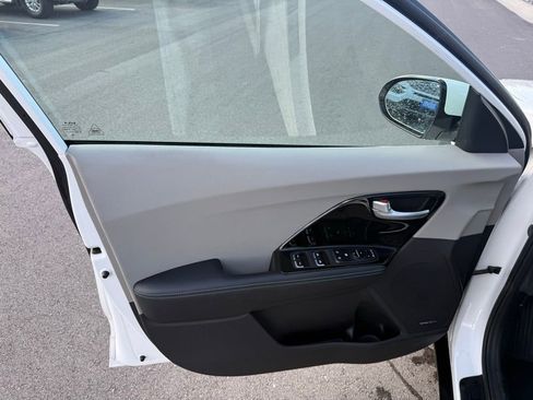 Certified 2022 Kia Niro EX Premium image 11
