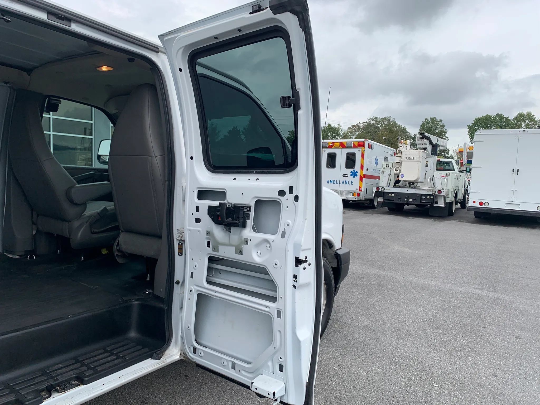 Used 2018 Chevrolet Express 3500 Extended w/ Driver Convenience Package RWD image 25