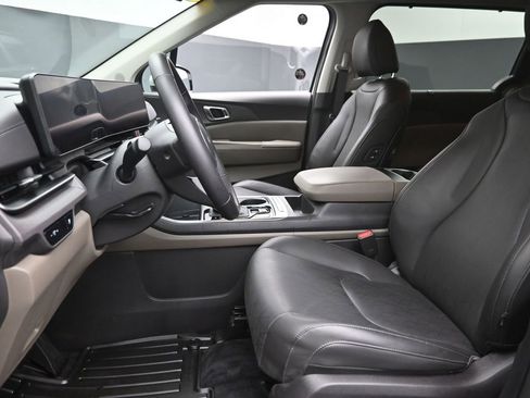 Used 2026 Kia Carnival EX FWD image 15