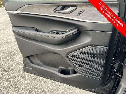 New 2025 Jeep Grand Cherokee Limited w/ Black Appearance Package image 17