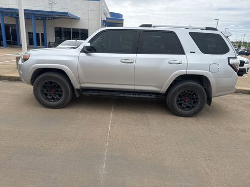 Used 2022 Toyota 4Runner SR5 w/ 4Runner Black Package (TMS) image 2