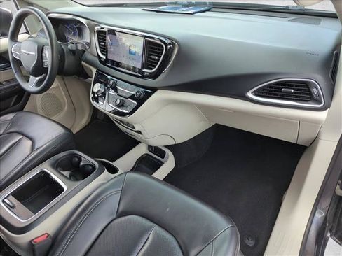 Used 2023 Chrysler Pacifica Touring-L FWD image 21