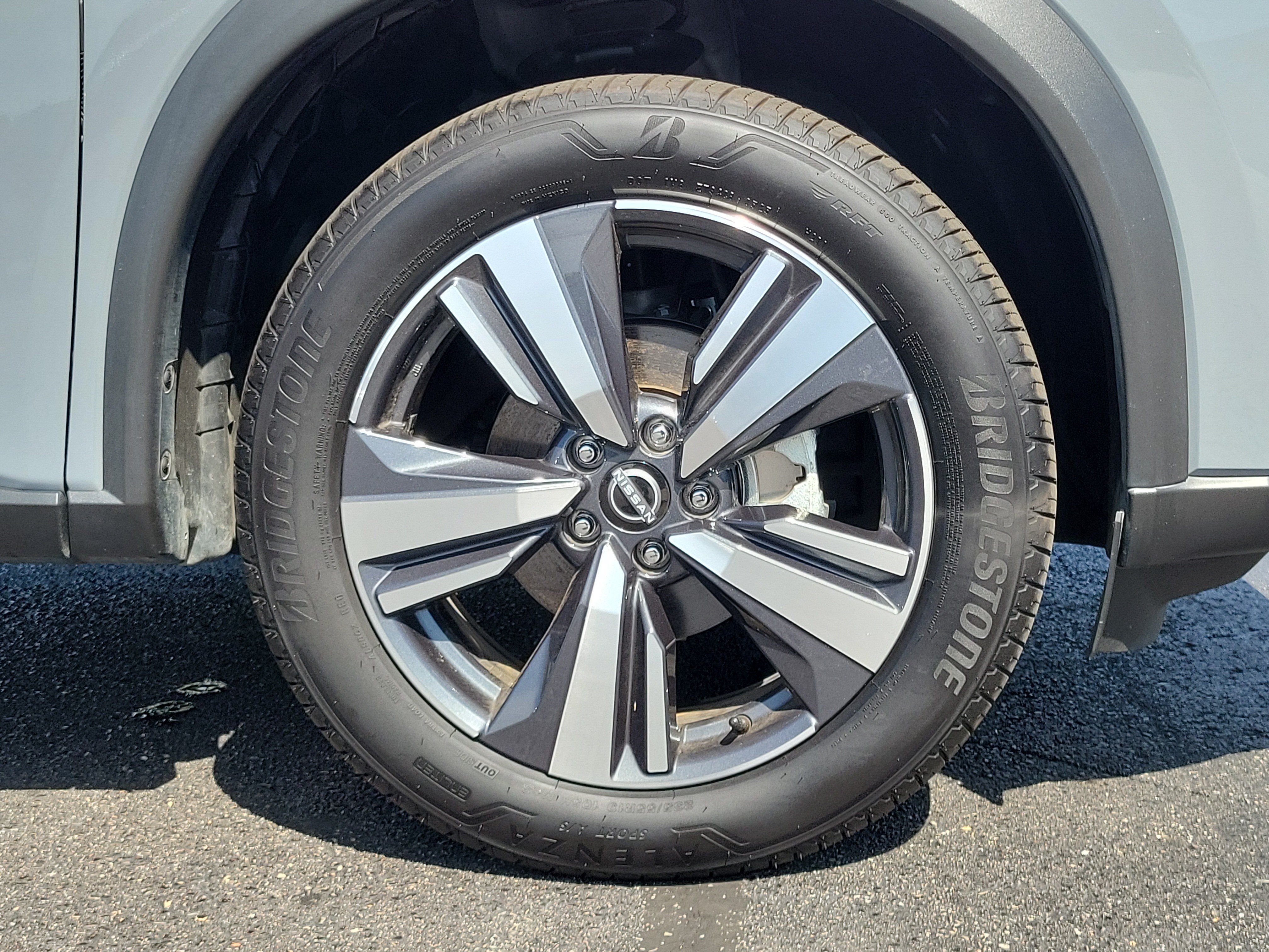 Certified 2025 Nissan Rogue SL FWD image 5