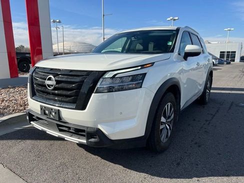 Used 2024 Nissan Pathfinder SL w/ Black Appearance Package image 2