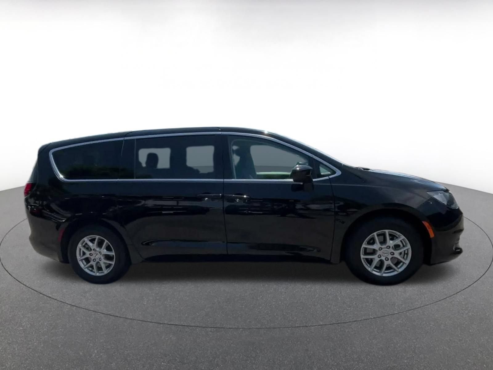 Used 2024 Chrysler Voyager LX FWD image 15