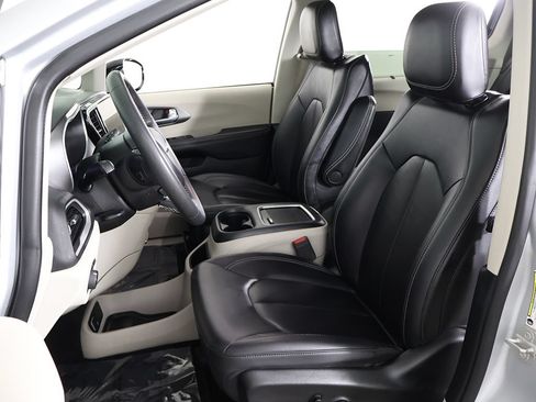 Used 2024 Chrysler Pacifica Touring-L FWD image 29