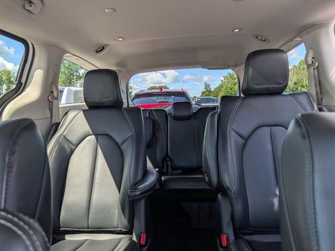 Used 2024 Chrysler Pacifica Limited FWD image 19